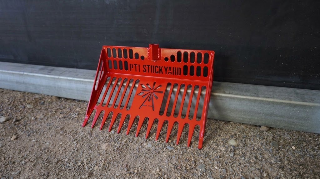 Heavy-Duty Stall Fork head in Barn Red